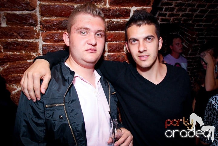 Joi seara petrecem în Club Escape!,