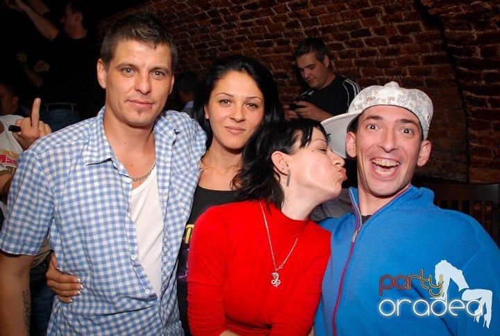 Joi seara petrecem în Club Escape!,