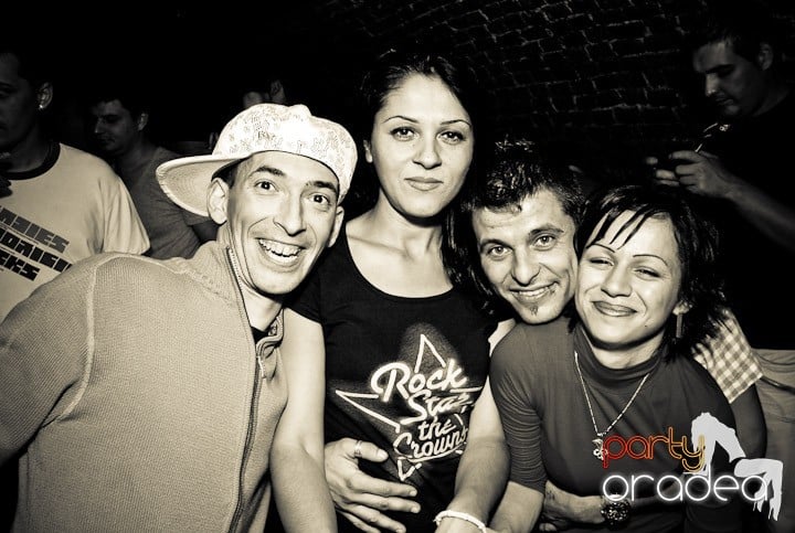 Joi seara petrecem în Club Escape!,