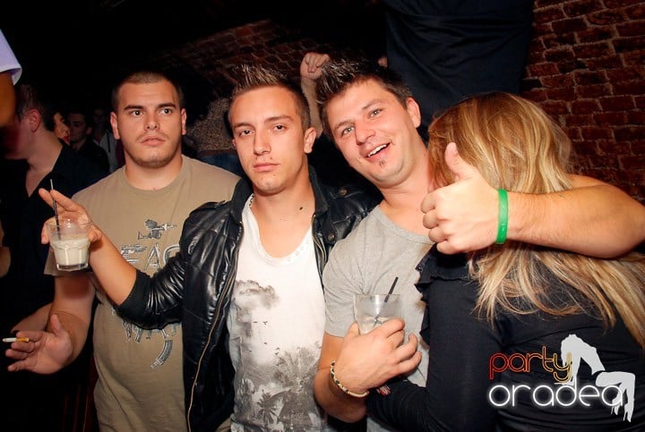 Joi seara petrecem în Club Escape!, 