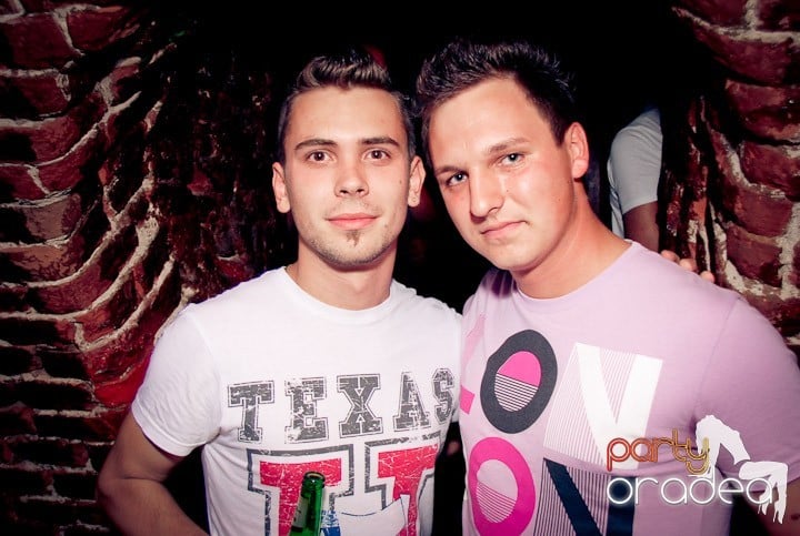 Joi seara petrecem în Club Escape!,