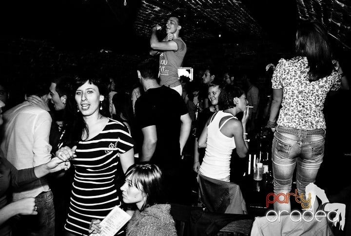 Joi seara petrecem în Club Escape!,