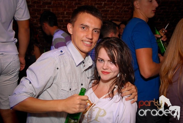 Joi seara petrecem în Club Escape!,