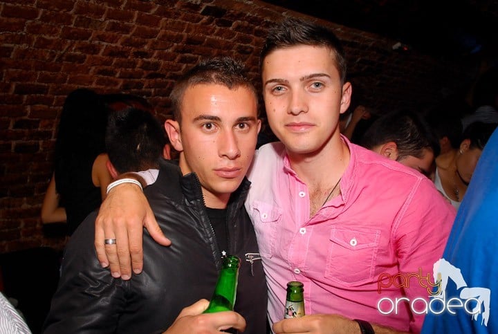 Joi seara petrecem în Club Escape!,