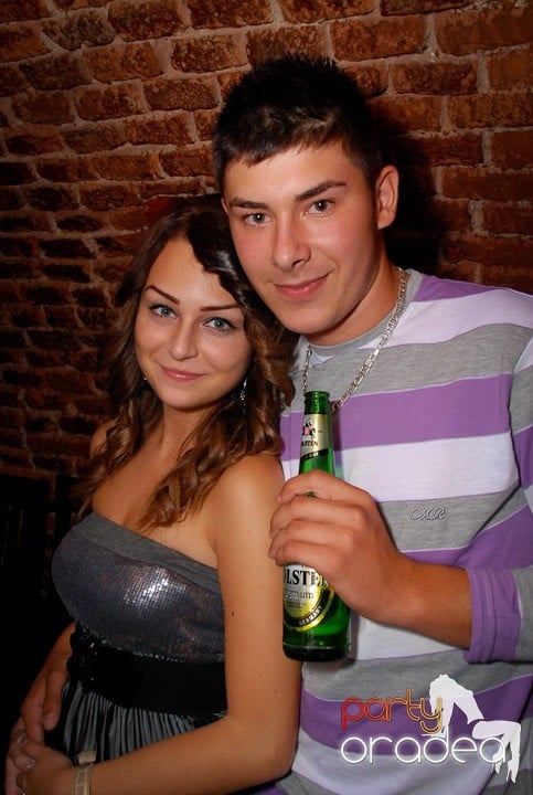 Joi seara petrecem în Club Escape!, 