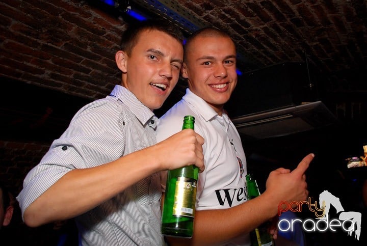 Joi seara petrecem în Club Escape!, 