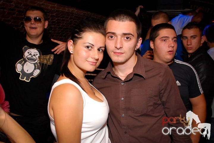 Joi seara petrecem în Club Escape!,