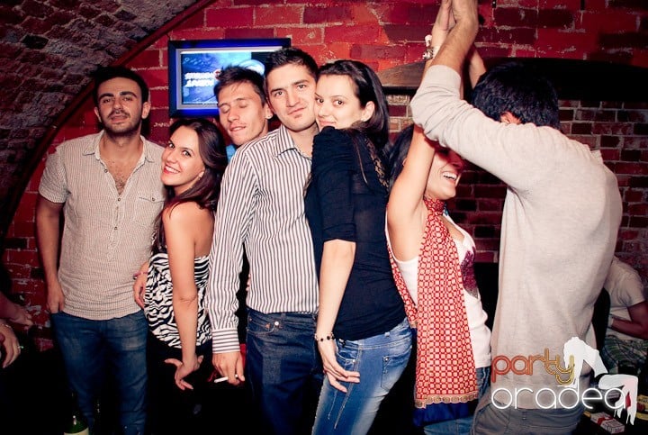 Joi seara petrecem în Club Escape!,