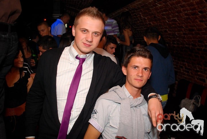 Joi seara petrecem în Club Escape!,