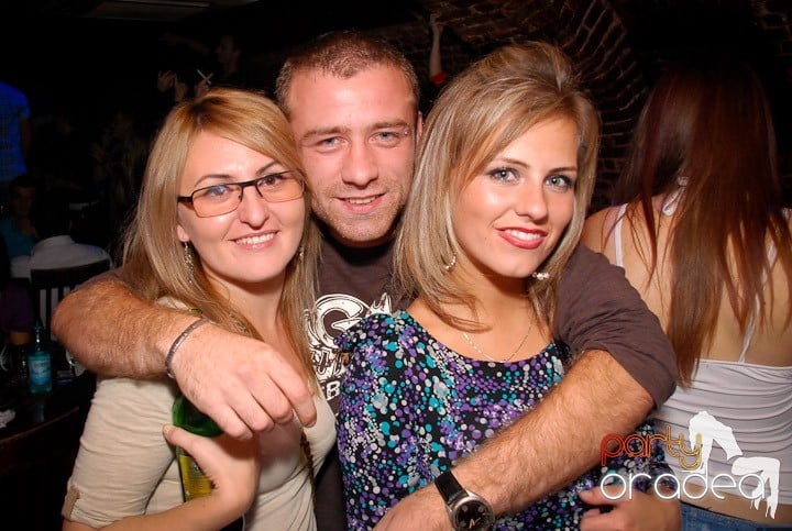 Joi seara petrecem în Club Escape!,