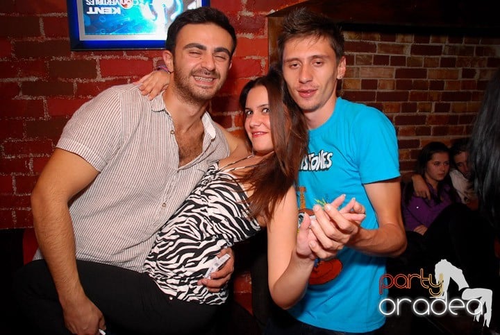 Joi seara petrecem în Club Escape!,