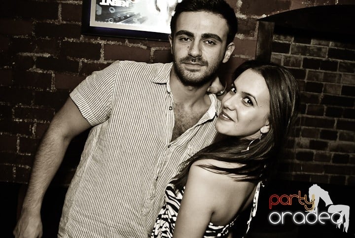 Joi seara petrecem în Club Escape!,
