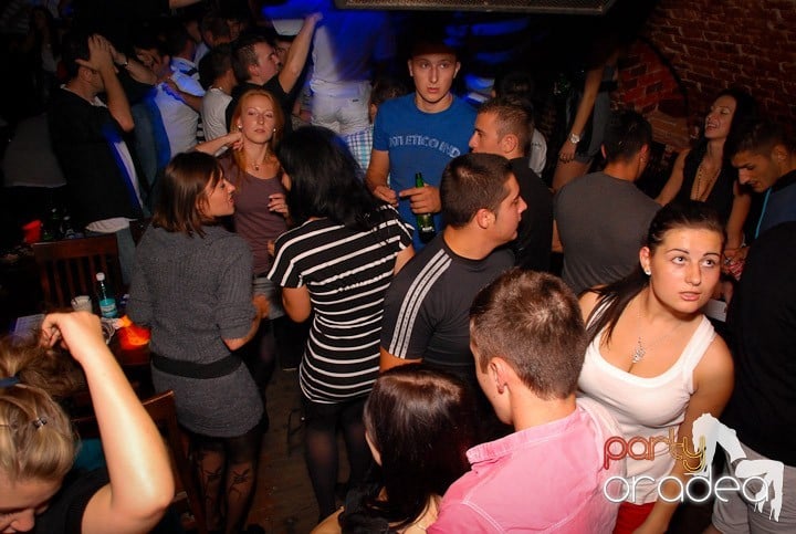 Joi seara petrecem în Club Escape!, 