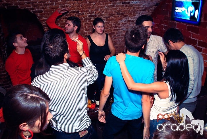 Joi seara petrecem în Club Escape!, 