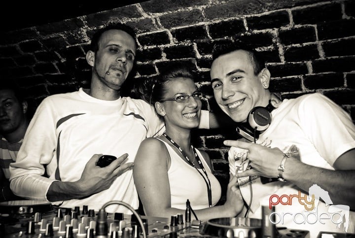 Joi seara petrecem în Club Escape!, 