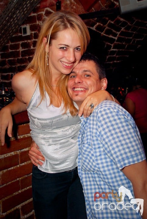 Joi seara petrecem în Club Escape!,