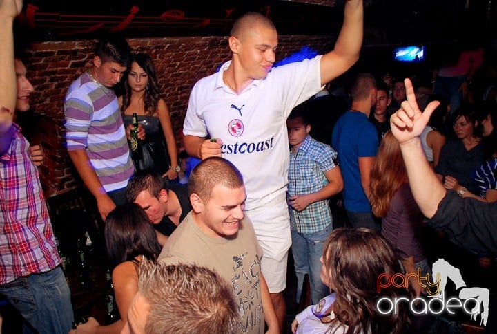 Joi seara petrecem în Club Escape!, 