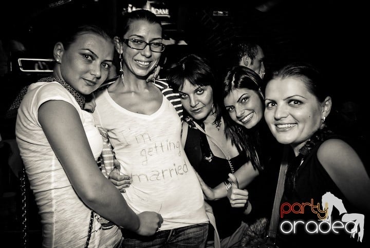 Joi seara petrecem în Club Escape!,