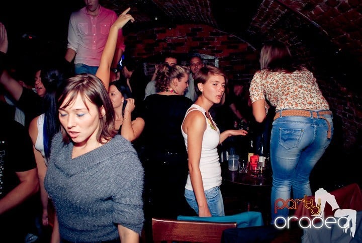 Joi seara petrecem în Club Escape!, 