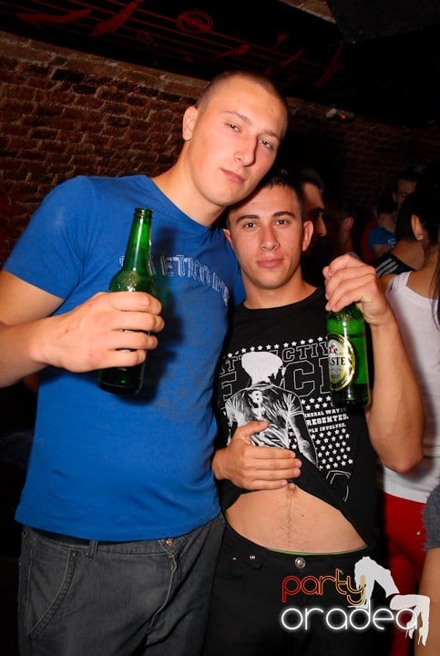 Joi seara petrecem în Club Escape!,