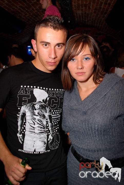Joi seara petrecem în Club Escape!,