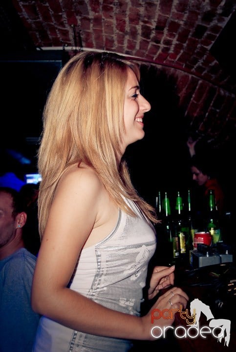 Joi seara petrecem în Club Escape!,