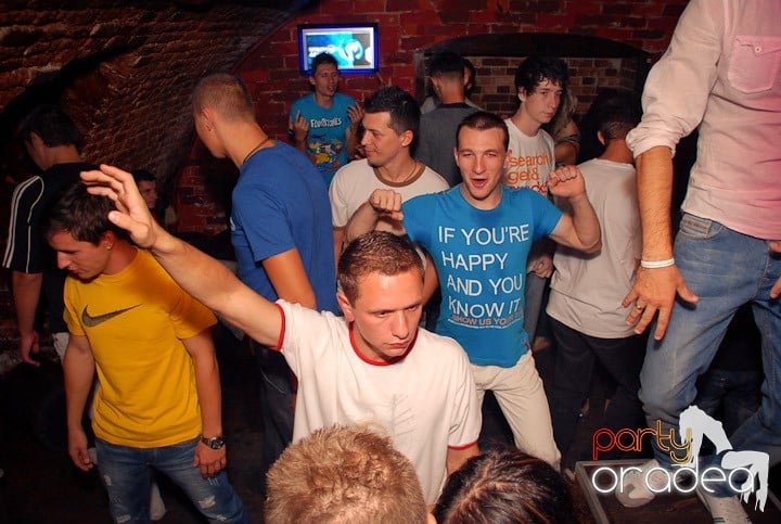 Joi seara petrecem în Club Escape!,