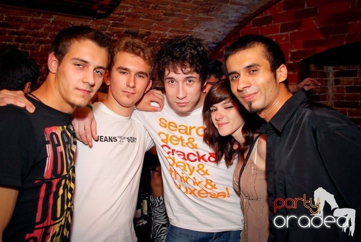 Joi seara petrecem în Club Escape!,