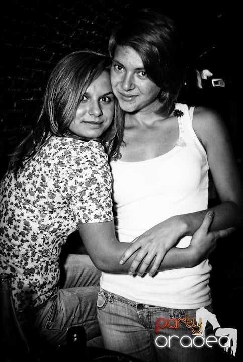 Joi seara petrecem în Club Escape!,