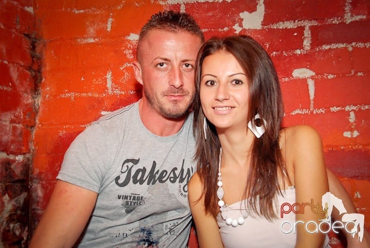 Joi seara petrecem în Club Escape!, 