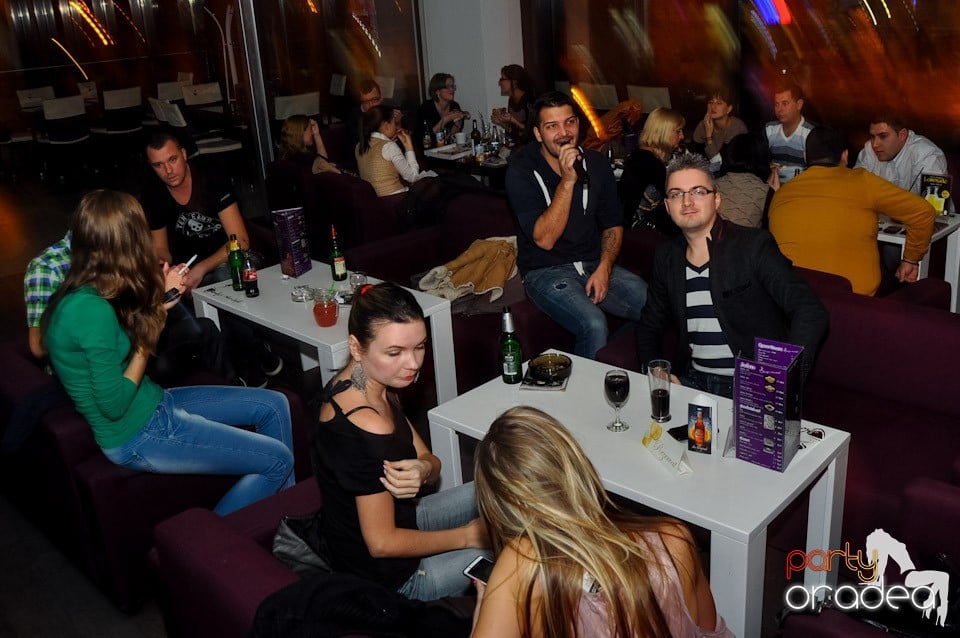 Karaoke Night în Blondy's Art Café, 