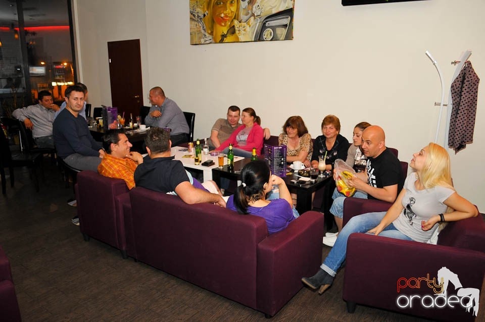 Karaoke Party @ Blondy's Art Café,
