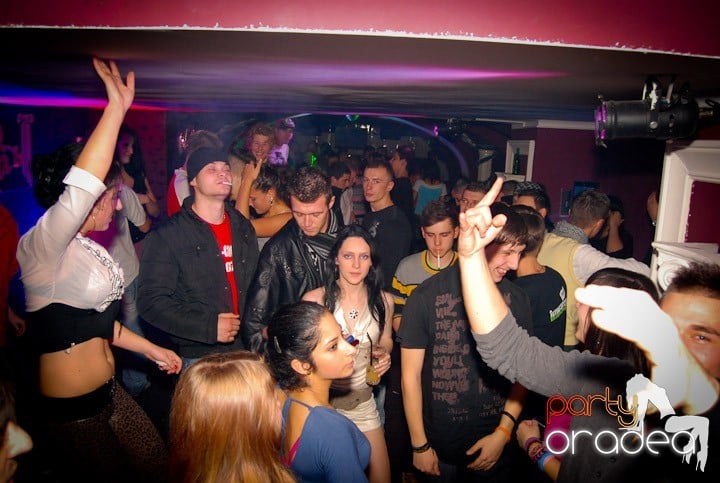 Massive House Attack în Club Atti's,