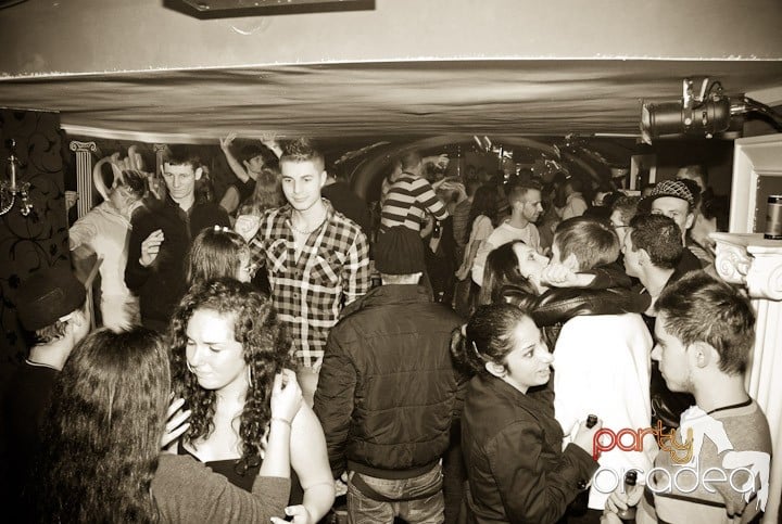Massive House Attack în Club Atti's,