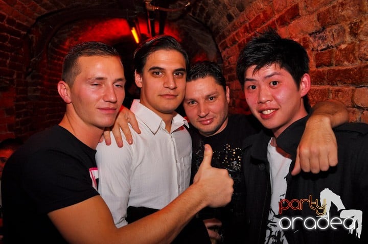 Miercuri seara în Club Escape,