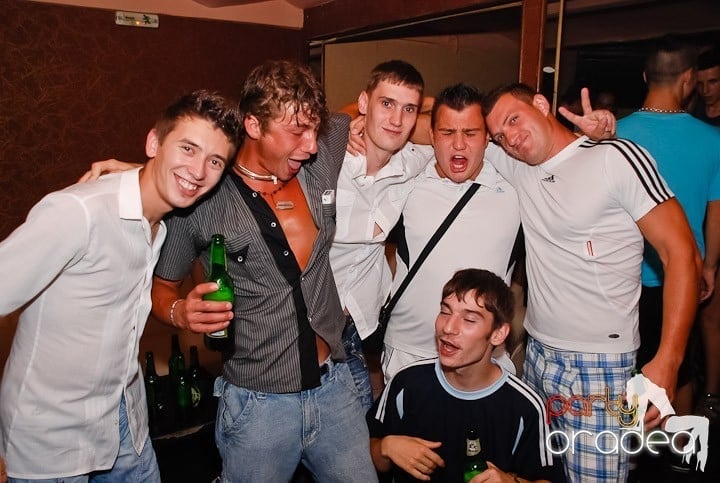 Muzică, distracţie şi voie bună în Club Seven, 