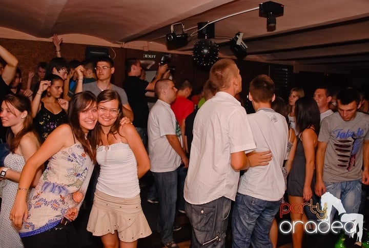 Muzică, distracţie şi voie bună în Club Seven, 