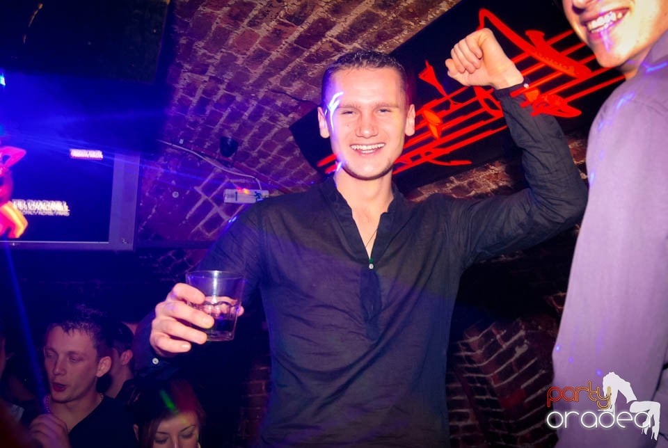 Muzică şi dans în Club Escape, 