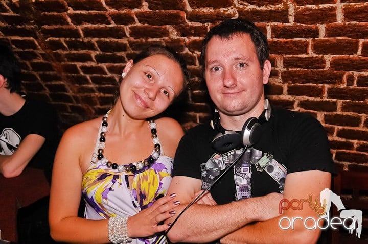 Noapte fierbinte în Club Escape,