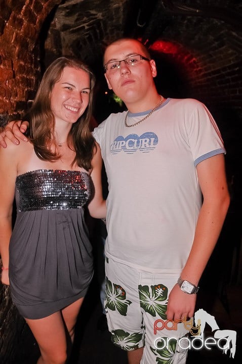 Noapte fierbinte în Club Escape,