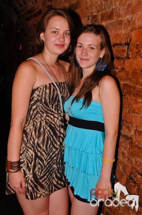 Noapte fierbinte în Club Escape,
