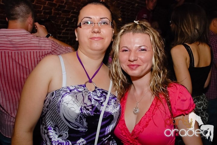Noapte fierbinte în Club Escape,