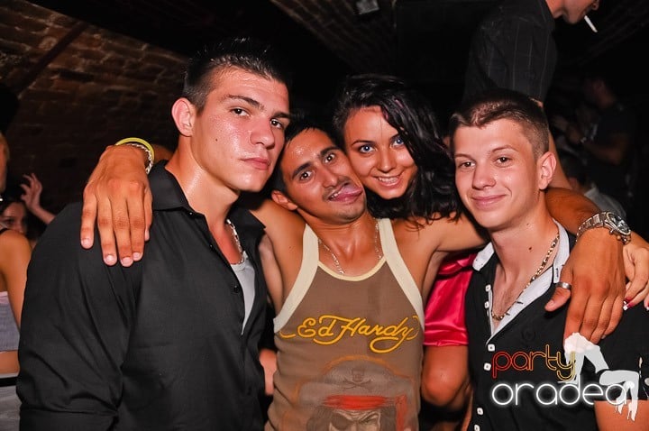 Noapte fierbinte în Club Escape,