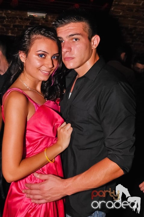 Noapte fierbinte în Club Escape,
