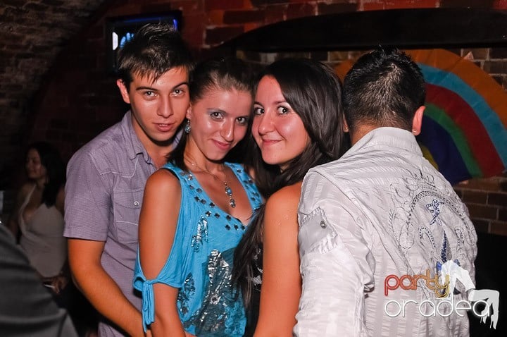 Noapte fierbinte în Club Escape,