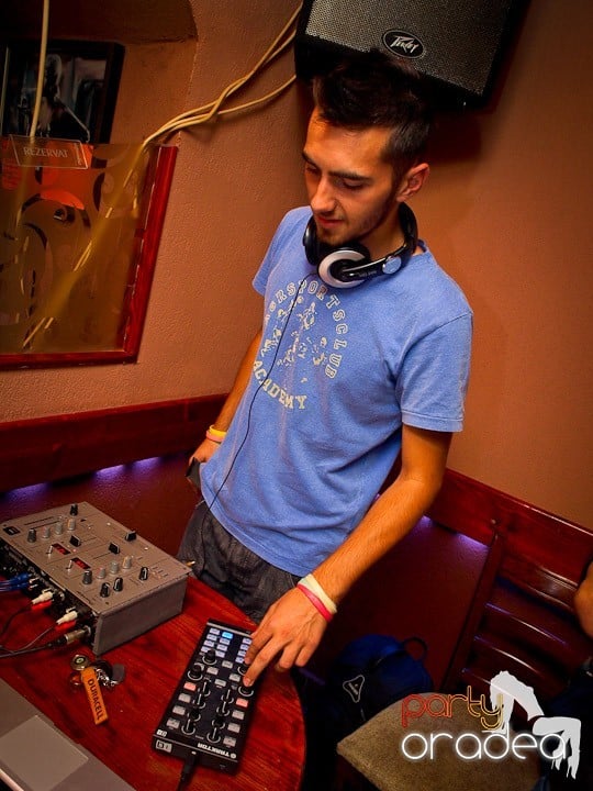 Party cu DJ Cristiano continuă şi sâmbătă, 