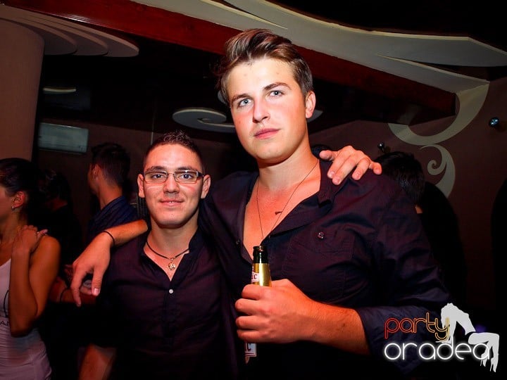 Party cu DJ Cristiano continuă şi sâmbătă, 