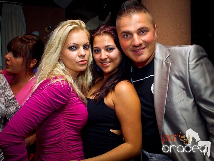 Party cu DJ Cristiano continuă şi sâmbătă, 