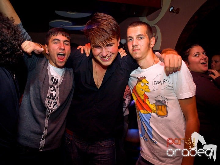 Party cu DJ Cristiano continuă şi sâmbătă, 