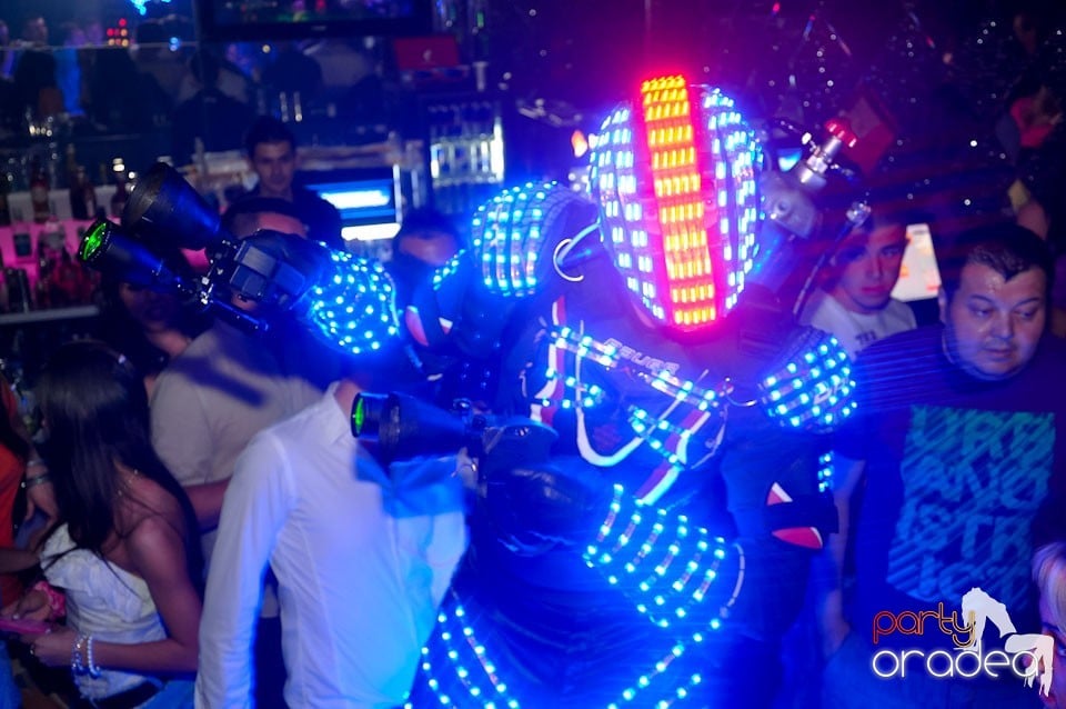 Party cu Roboman în The One, 